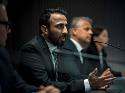 CEOs e pessoas de alto escalão participando de uma reunião de cúpula.