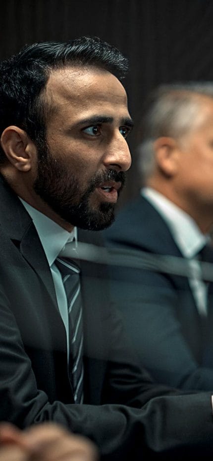 CEOs e pessoas de alto escalão participando de uma reunião de cúpula.