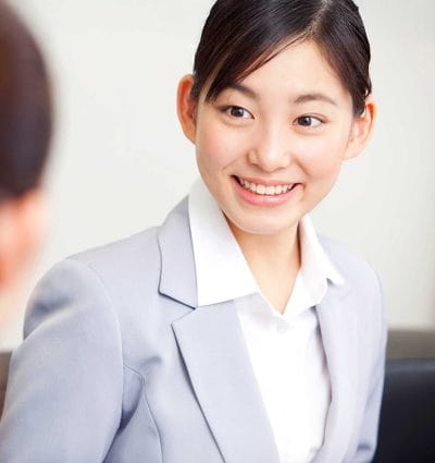 Joven oriental sonriente.