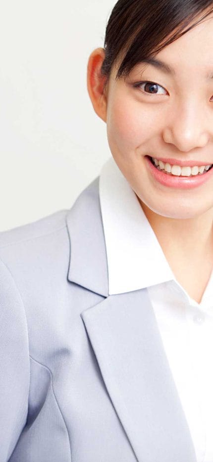 Joven oriental sonriente.