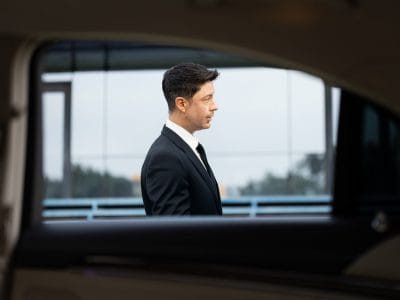 O motorista particular Antonio, de Málaga, do lado de fora de seu veículo.