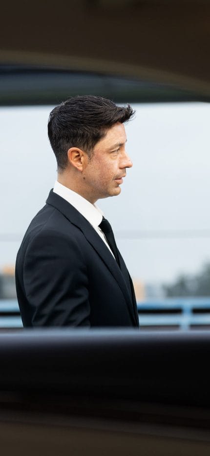 O motorista particular Antonio, de Málaga, do lado de fora de seu veículo.