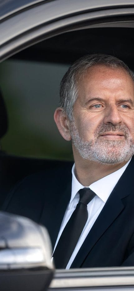 El chófer privado Marco, de Málaga, en su vehículo.