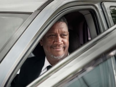 O motorista particular Germán, de Santo Domingo, dentro de seu veículo.