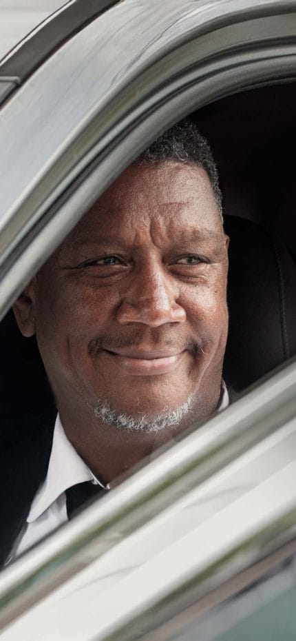 O motorista particular Germán, de Santo Domingo, dentro de seu veículo.