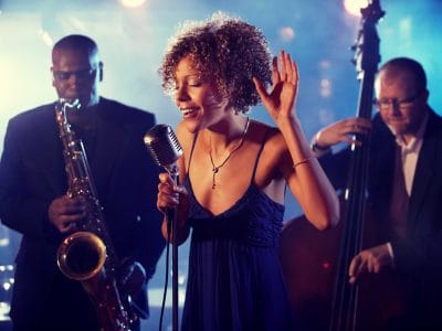 Actuación de una joven y bella cantante de jazz.