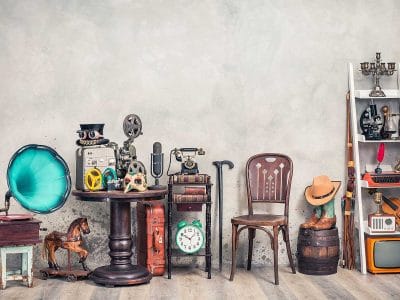 Itens variados prontos para um leilão.