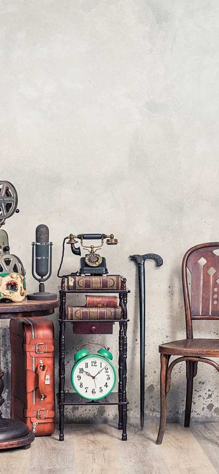 Itens variados prontos para um leilão.