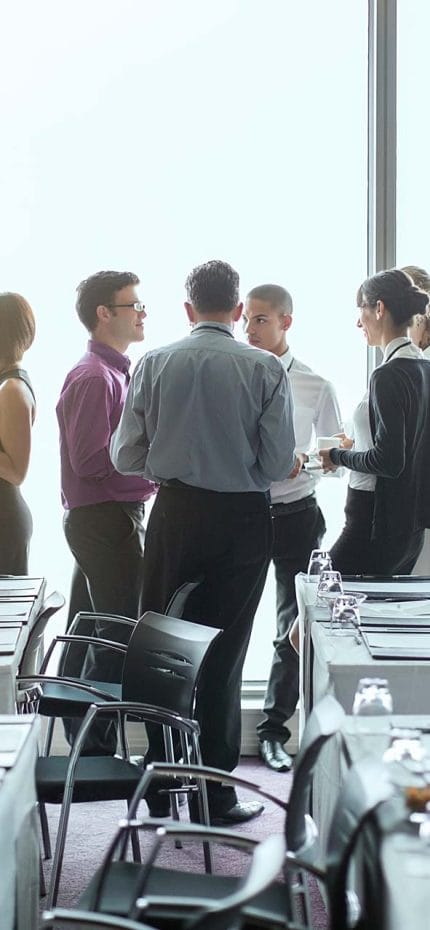 Pessoas de negócios fazendo networking durante um evento corporativo.