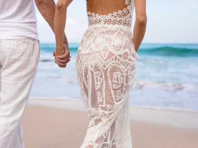casal recém-casado em um ambiente de praia.