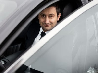 O motorista particular Josu, de Bilbao, dentro de seu veículo.