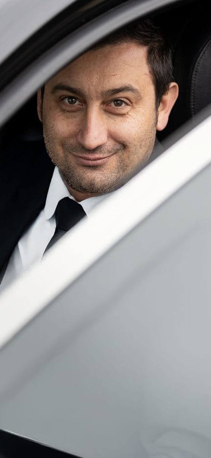 O motorista particular Josu, de Bilbao, dentro de seu veículo.