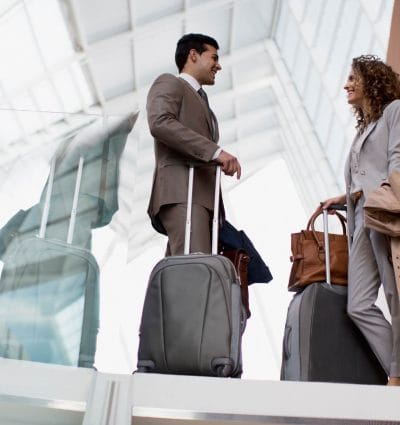 dois viajantes a negócios em um aeroporto.