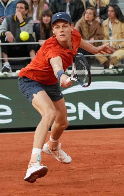tenista em Roland Garros, vestindo uma camiseta vermelha