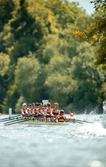 Participantes en una regata fluvial.
