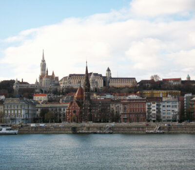 Paisaje urbano con el Bastión de los Pescadores y la Iglesia Calvinista Protestante Reformada desde el dique del Danubio en Budapest, Hungría. Vista panorámica de la Iglesia de Matías y la Fortaleza de los Pescadores en un día invernal.