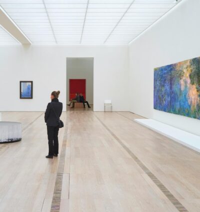 Personas visitando una exposición de arte.