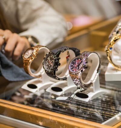 Relojes de alta gama expuestos en unos grandes almacenes.