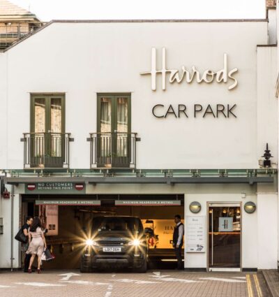 Exterior de parking privado en Harrods, Londres.