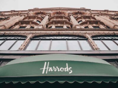 Vista da fachada dos grandes armazéns Harrods em Londres.