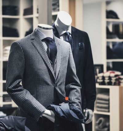 Traje exclusivo a la venta dentro de unos grandes almacenes.