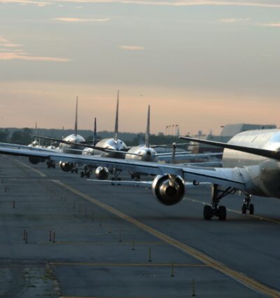 Aviones en fila en la pista de un aeropuerto.