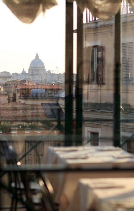 Vista de Roma desde una azotea con un restaurante.