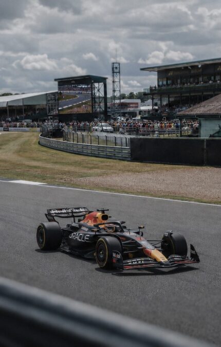 Close up o a Formula 1 race car during a race.